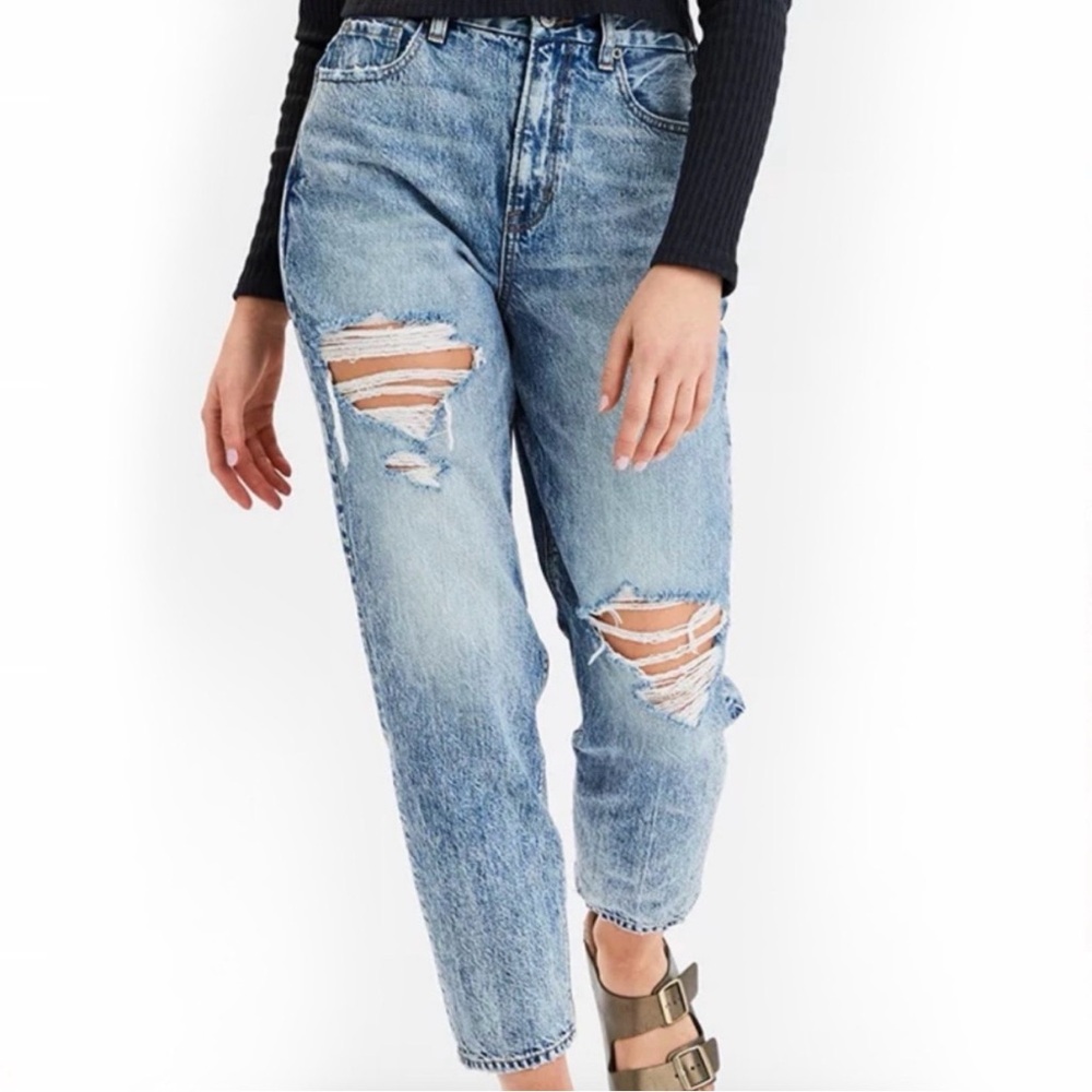 NWT American Eagle Outfitters Distressed Curvy Mom Jeans